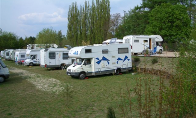 Mittelgroßer Stellplatz Wohnmobil
